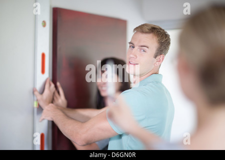 Paar Arbeiten mit Innenarchitekten Stockfoto