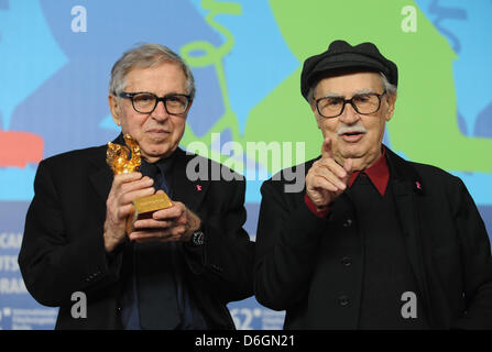 Italienischen Regisseure Vittorio Taviani (R) und Paolo Taviani darstellen mit den Goldenen Bären für den besten Film für den Film "Ceasar muss sterben" ("Cesare Deve Morire") bei der Pressekonferenz nach der Abschlussfeier der 62. Internationalen Filmfestspiele Berlin, in Berlin, Deutschland, 18. Februar 2012. Insgesamt 18 Filme im Wettbewerb um der Berlinale renommierten Goldenen Bären für den besten Film. Stockfoto