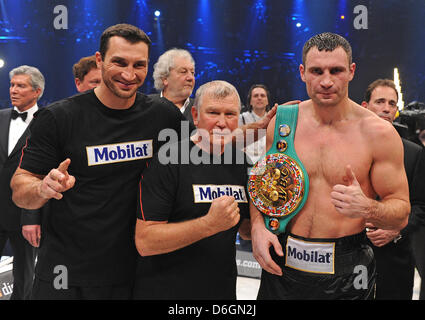 Ukrainische Boxer Vitali Klitschko feiert nach dem Sieg über britische Boxer Dereck Chisora neben seinem Trainer Fritz Sdunek (M) und sein Bruder Wladimir Klitschko während WBC World Heavyweight Championship in der Olympiahalle in München, Deutschland, 18. Februar 2012. Klitschko verteidigt seinen Titel der World Boxing Council im Halbschwergewicht. Foto: Marc Müller Stockfoto