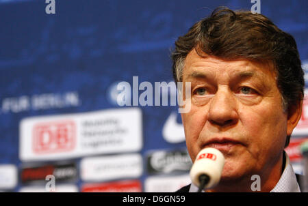 Neuer Trainer des Fußball-Bundesligisten Hertha BSC Otto Rehagel besucht eine Pressekonferenz in Berlin, Deutschland, 19. Februar 2012. 73 Jahre alte Otto Rehagel zunächst einen Vertrag für drei Monate. Foto: FLORIAN SCHUH Stockfoto