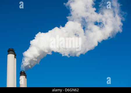 Rauch von Industrieanlage wogenden Stockfoto