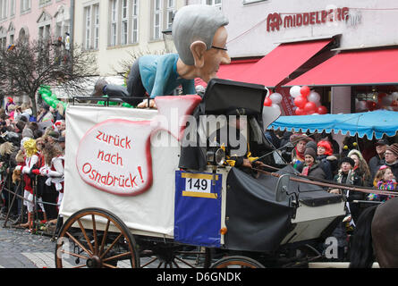 Ein Karneval LKW dekoriert mit einem Wert von Ex-deutsche Präsident Christian Wulff sagen "Back to Osnabrück" während der Straße Karnevalsumzug in Braunschweig, Deutschland, 19. Februar 2012 zu sehen ist. Foto: PETER SIERIGK Stockfoto