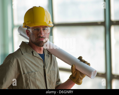 Ingenieur mit harten Hut vor Ort Stockfoto