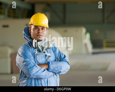 Ingenieur tragen Schutzanzug vor Ort Stockfoto