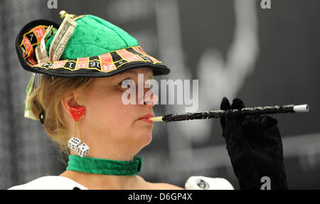 Eine kostümierte Frau posiert an der Börse in Frankfurt Am Main, Deutschland, 21. Februar 2012. Foto: ARNE DEDERT Stockfoto