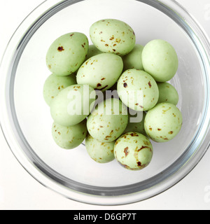 Mini Schokoladeneier in eine Schüssel geben Stockfoto