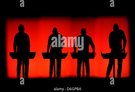 (DATEI) Eine Archivfoto vom 24. April 2009 zeigt Kraftwerk, eines der bekanntesten deutschen Bands in Wolfsburg, Deutschland. Kraftwerk werden acht Konzerte im Museum of Modern Art in New York City im April 2012 durchführen. Foto: Peter Steffen Stockfoto