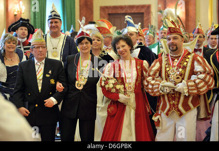 Volker Wagner (L-R), Präsident des Vereins Deutscher Karneval, Premier von Thüringen Christine Lieberknecht und dem Karneval Königspaar Tanja ich und Jan Helge sway ich Musik in Erfurt, Deutschland, 21. Februar 2012. Karneval Assoiciations lud zu einem Empfang in der Staatskanzlei in Thüringen. Foto: Martin Schutt Stockfoto