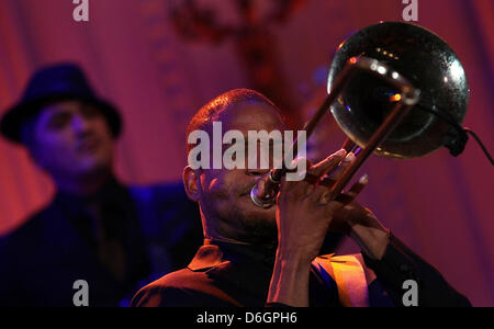 Troy Andrews "Trombone Shorty" führt mit Starbesetzung in einem weißen Haus-Veranstaltung mit dem Titel In Performance im Weißen Haus: Red, White and Blues, 21. Februar 2012 in Washington, DC. Als Bestandteil der In Performance-Serie wurden Musiklegenden und zeitgenössischen großen Künstlern eingeladen, im Weißen Haus für eine Feier der Blues-Musik und in Anerkennung der Black History durchführen Stockfoto