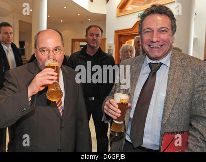 Stock-Führer der linken Partei Gregor Gysi (L) und Vorsitzender der Partei der linken Partei Klaus Ernst ein Bier trinken bei ihrer Partei-Rallye in Tiefenbach, Deutschland, 22. Februar 2012. "Politischen Aschermittwoch" ist ein Tag wenn die Parteien traditionell Rallye ihre Anhänger und feurigen reden. Foto: MARC Müller Stockfoto