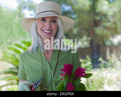 Ältere Frau im Garten im freien Stockfoto
