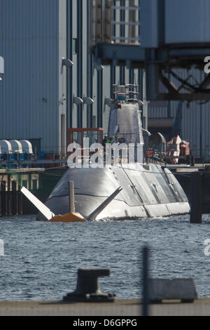 Ein u-Boot der erweiterten Dolphin-Klasse ist nach seiner Markteinführung auf der Howaldtswerke-Deutsche Werft in Kiel, Deutschland, 20. Februar 2012 abgebildet. Der Diesel-elektrische u-Boot gilt als die anspruchsvollste und in der Lage, konventionell angetriebene u-Boot und es wird angenommen, dass der Einsatz von Atomwaffen. Foto: Markus Scholz Stockfoto