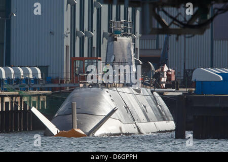 Ein u-Boot der erweiterten Dolphin-Klasse ist nach seiner Markteinführung auf der Howaldtswerke-Deutsche Werft in Kiel, Deutschland, 20. Februar 2012 abgebildet. Der Diesel-elektrische u-Boot gilt als die anspruchsvollste und in der Lage, konventionell angetriebene u-Boot und es wird angenommen, dass der Einsatz von Atomwaffen. Foto: Markus Scholz Stockfoto