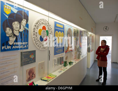 Katja Boehme vom Dokumentationszentrum Alltagskultur der DDR (Dokumentation Center der Alltagskultur der DDR) steht in der neuen Dauerausstellung in München, Deutschland, 22. Februar 2012. Die Ausstellung "Alltag: DDR" ("Alltag: DDR") ist geöffnet vom 25. Februar 2012 mit Objekten, Interviews und Filmausschnitten über das tägliche Leben in der DDR. Foto: Patrick Pleul Stockfoto