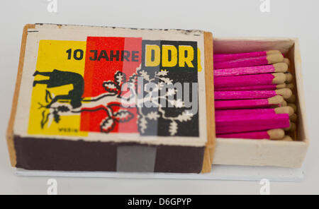 10 Jahre DDR auf einer historischen Streichholzschachtel von 1959 in der neuen Dauerausstellung im Dokumentationszentrum Alltagskultur der DDR (Dokumentation Center der Alltagskultur der DDR) in München, Deutschland, 22. Februar 2012 steht. Die Ausstellung "Alltag: DDR" ("Alltag: DDR") ist geöffnet vom 25. Februar 2012 mit Objekten, Interviews und Filmausschnitten über tägliche Lif Stockfoto