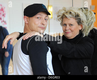 Dänische Sängerin Gitte Haenning posiert mit ihrem Tanzpartner Gennady Bondarenko während der Proben für den Fernsehsender RTL show "Let es Dance" an der "Mambita" Dance School in Berlin, Deutschland, 22. Februar 2012. Die tanzende Konkurrenz zwischen den Sternen wird vom 14. März um 20:15 ausgestrahlt Foto: Jens Kalaene Stockfoto