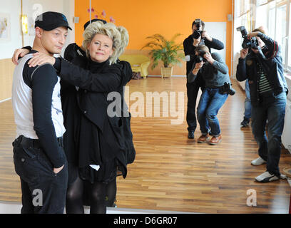 Dänische Sängerin Gitte Haenning mit ihrem Tanzpartner Gennady Bondarenko während der Proben für das RTL-Fernsehen tanzt "Let ´s Dance" auf "Mambita" zeigen Tanzschule in Berlin, Deutschland, 22. Februar 2012. Die tanzende Konkurrenz zwischen den Sternen wird vom 14. März um 20:15 ausgestrahlt Foto: Jens Kalaene Stockfoto