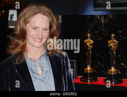 Oscar-Preisträgerin Melissa Leo, der die Nebendarstellerin Academy Award 2011 für "The Fighter", lächelt bekam, da sie neben Oscar-Statuetten, die sind auf dem Display während der Eröffnung der Academy of Motion Picture Arts and Sciences steht "Der Oscar-Verleihung, Grand Central treffen" Vanderbilt Hall im Grand Central Terminal in New York, New York, USA, 22. Februar 2012. Besucher der Ausst Stockfoto