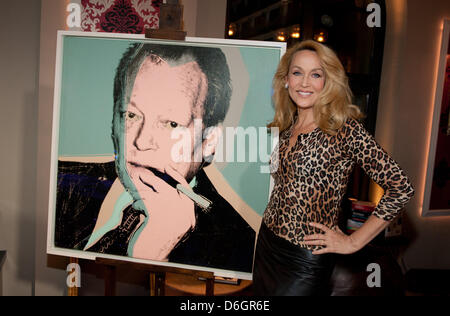 Jerry Hall, Ex-Frau von Mick Jagger, steht neben einem Porträt des ehemaligen deutschen Bundeskanzler Willy Brandt vom Künstler Andy Warhol in der Talkshow "Gottschalk live" von TV-Moderator und Gastgeber Thomas Gottschalk in Berlin, Deutschland, 22. Februar 2012. Es ist der 25. Jahrestag der Warhols Tod. Foto: Jörg Carstensen Stockfoto