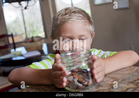 Junge Einsparungen in Glas setzen Stockfoto