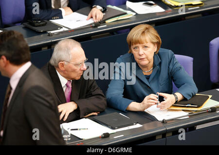 Deutschland, Berlin. 18. April 2013. Der deutsche Finanzminister Wolfgang Schaeuble gibt Statement auf staatliche finanzielle Unterstützung nach Zypern. / Plenarsitzung des Bundestages des 18. April 2013 mit der Teilnahme von Bundeskanzlerin Angela Merkel / Wolfgang Schäuble (CDU), Bundesminister für Finanzen, und Angela Merkel (CDU), Bundeskanzlerin, im Bundestag. Bildnachweis: Reynaldo Chaib Paganelli/Alamy Live-Nachrichten Stockfoto