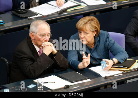 Deutschland, Berlin. 18. April 2013. Der deutsche Finanzminister Wolfgang Schaeuble gibt Statement auf staatliche finanzielle Unterstützung nach Zypern. / Plenarsitzung des Bundestages des 18. April 2013 mit der Teilnahme von Bundeskanzlerin Angela Merkel / Wolfgang Schäuble (CDU), Bundesminister für Finanzen, und Angela Merkel (CDU), Bundeskanzlerin, im Bundestag. Bildnachweis: Reynaldo Chaib Paganelli/Alamy Live-Nachrichten Stockfoto