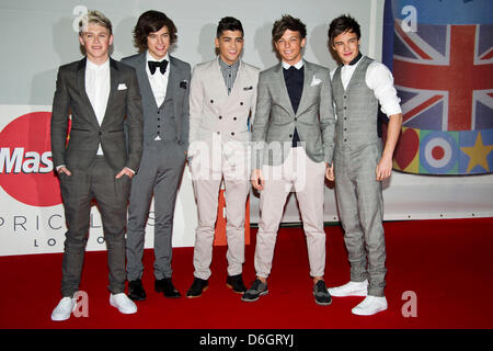 Musikern Niall Horan (l-R), Harry Styles, Zayn Malik, Liam Tomlinson und Liam Payne von One Direction teilnehmen den Brit Awards 2012 in der O2 Arena in Greenwich, London, Großbritannien, am 21. Februar 2012. Foto: Hubert Boesl Stockfoto