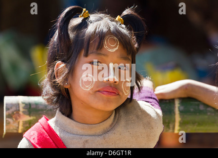 Freche kleine Mädchen mit Thanaka Gesicht Dekorationen im Inn Thein Dorf, Myanmar 3 Stockfoto