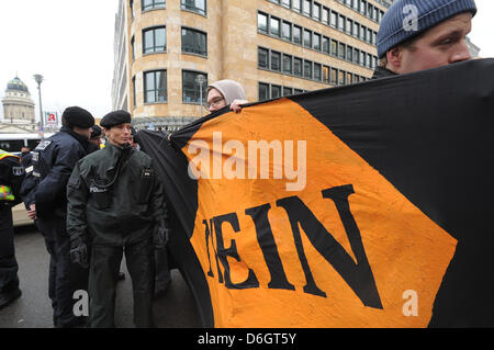 Demonstranten halten ein transparent die "Nein zu Rassismus" in Gedenken an die Opfer der Mordserie von einer Neonazi-Zelle in Berlin, Deutschland, 23. Februar 2012 liest. Der offizielle Gedenken Gottesdienst fand statt in der Konzerthalle Konzerthaus am Gendarmenmarkt in Berlin. Foto: Bernd Settnik Stockfoto