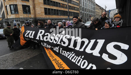 Demonstranten halten ein transparent die "Nein zu Rassismus" in Gedenken an die Opfer der Mordserie von einer Neonazi-Zelle in Berlin, Deutschland, 23. Februar 2012 liest. Der offizielle Gedenken Gottesdienst fand statt in der Konzerthalle Konzerthaus am Gendarmenmarkt in Berlin. Foto: Bernd Settnik Stockfoto