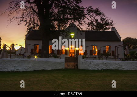 Nachtansicht des Gebäudes im niederländischen Kap-Stil in der Region von Stellenbosch, Soiuth Afrika Stockfoto