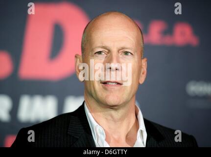 (DATEI) Ein Archivfoto vom 18. Oktober 2012 zeigt amerikanische Schauspieler Bruce Willis während einer Foto-Session für den Film "Red" in Berlin, Deutschland. Hollywood-Action-Star Bruce Willis hat einen neuen weiblichen Duft mit deutschen Unternehmen LR entwickelt. Laut Hersteller LR auf Donnerstag, 23. Februar 2012, "liebevoll von Bruce Willis'"ist eine Liebeserklärung an seine Frau Emma Heming-Willis". Stockfoto