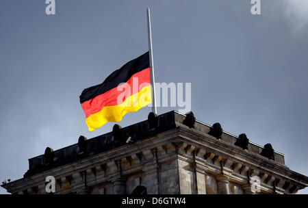 Die deutsche Flagge auf Halbmast auf dem Reichstag in Berlin, Deutschland, 23. Februar 2012 geflogen. Eine Minute des Schweigens wurde in ganz Deutschland für die Opfer eine Mordserie von einer neo-Nazi-Zelle ein Signal gegen Rechtsextremismus beobachtet. Foto: MAURIZIO GAMBARINI Stockfoto