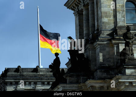 Die deutsche Flagge auf Halbmast auf dem Reichstag in Berlin, Deutschland, 23. Februar 2012 geflogen. Eine Minute des Schweigens wurde in ganz Deutschland für die Opfer eine Mordserie von einer neo-Nazi-Zelle ein Signal gegen Rechtsextremismus beobachtet. Foto: MAURIZIO GAMBARINI Stockfoto