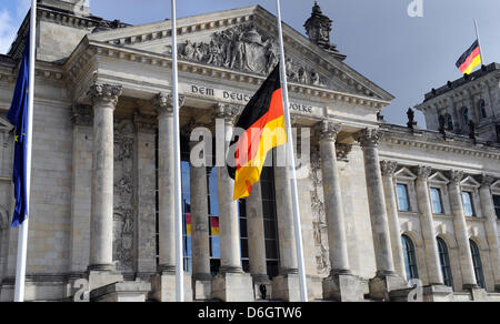 Die deutsche Flagge auf Halbmast auf dem Reichstag in Berlin, Deutschland, 23. Februar 2012 geflogen. Eine Minute des Schweigens wurde in ganz Deutschland für die Opfer eine Mordserie von einer neo-Nazi-Zelle ein Signal gegen Rechtsextremismus beobachtet. Foto: MAURIZIO GAMBARINI Stockfoto