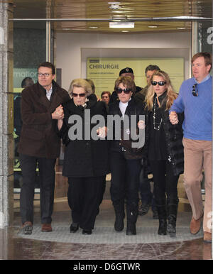 Innsbruck, 24.02.2012 Abfahrt von Prince Willem-Alexander (r), Prinzessin Mabel, Prinzessin Margriet, HM Königin Beatrix und Prinz Constantijn (l) an der Universitätsklinik in Innsbruck. Prinz Friso war in kritischen, aber stabilen Zustand in Innsbruck Krankenhaus Intensivstation am Freitag 17. Februar nach eine Lawine ihn begraben während er abseits der Piste in den österreichischen Alpen Skifahren war. Stockfoto