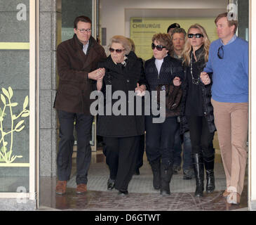 Innsbruck, 24.02.2012 Abfahrt von Prince Willem-Alexander (r), Prinzessin Mabel, Prinzessin Margriet, HM Königin Beatrix und Prinz Constantijn (l) an der Universitätsklinik in Innsbruck. Prinz Friso war in kritischen, aber stabilen Zustand in Innsbruck Krankenhaus Intensivstation am Freitag 17. Februar nach eine Lawine ihn begraben während er abseits der Piste in den österreichischen Alpen Skifahren war. Stockfoto