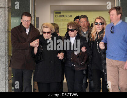 Innsbruck, 24.02.2012 Abfahrt von Prince Willem-Alexander (r), Prinzessin Mabel, Prinzessin Margriet, HM Königin Beatrix und Prinz Constantijn (l) an der Universitätsklinik in Innsbruck. Prinz Friso war in kritischen, aber stabilen Zustand in Innsbruck Krankenhaus Intensivstation am Freitag 17. Februar nach eine Lawine ihn begraben während er abseits der Piste in den österreichischen Alpen Skifahren war. Stockfoto