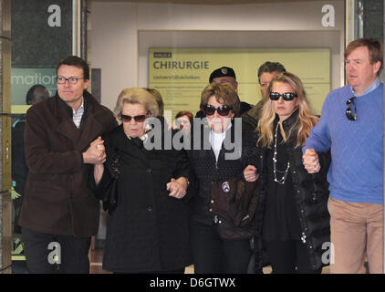 Innsbruck, 24.02.2012 Abfahrt von Prince Willem-Alexander (r), Prinzessin Mabel, Prinzessin Margriet, HM Königin Beatrix und Prinz Constantijn (l) an der Universitätsklinik in Innsbruck. Prinz Friso war in kritischen, aber stabilen Zustand in Innsbruck Krankenhaus Intensivstation am Freitag 17. Februar nach eine Lawine ihn begraben während er abseits der Piste in den österreichischen Alpen Skifahren war. Stockfoto