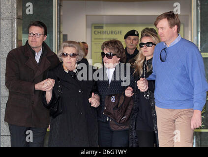 Innsbruck, 24.02.2012 Abfahrt von Prince Willem-Alexander (r), Prinzessin Mabel, Prinzessin Margriet, HM Königin Beatrix und Prinz Constantijn (l) an der Universitätsklinik in Innsbruck. Prinz Friso war in kritischen, aber stabilen Zustand in Innsbruck Krankenhaus Intensivstation am Freitag 17. Februar nach eine Lawine ihn begraben während er abseits der Piste in den österreichischen Alpen Skifahren war. Stockfoto