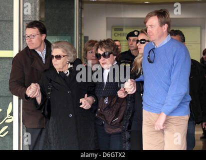 Innsbruck, 24.02.2012 Abfahrt von Prince Willem-Alexander (r), Prinzessin Mabel, Prinzessin Margriet, HM Königin Beatrix und Prinz Constantijn (l) an der Universitätsklinik in Innsbruck. Prinz Friso war in kritischen, aber stabilen Zustand in Innsbruck Krankenhaus Intensivstation am Freitag 17. Februar nach eine Lawine ihn begraben während er abseits der Piste in den österreichischen Alpen Skifahren war. Stockfoto