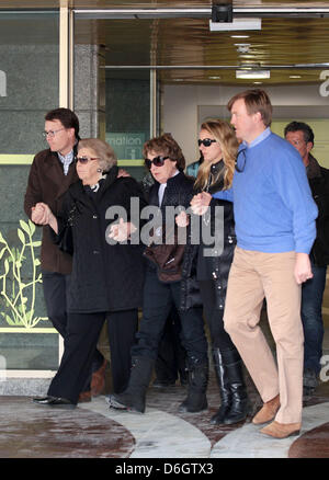 Innsbruck, 24.02.2012 Abfahrt von Prince Willem-Alexander (r), Prinzessin Mabel, Prinzessin Margriet, HM Königin Beatrix und Prinz Constantijn (l) an der Universitätsklinik in Innsbruck. Prinz Friso war in kritischen, aber stabilen Zustand in Innsbruck Krankenhaus Intensivstation am Freitag 17. Februar nach eine Lawine ihn begraben während er abseits der Piste in den österreichischen Alpen Skifahren war. Stockfoto