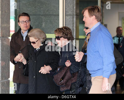 Innsbruck, 24.02.2012 Abfahrt von Prince Willem-Alexander (r), Prinzessin Mabel, Prinzessin Margriet, HM Königin Beatrix und Prinz Constantijn (l) an der Universitätsklinik in Innsbruck. Prinz Friso war in kritischen, aber stabilen Zustand in Innsbruck Krankenhaus Intensivstation am Freitag 17. Februar nach eine Lawine ihn begraben während er abseits der Piste in den österreichischen Alpen Skifahren war. Stockfoto