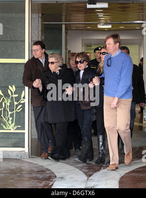 Innsbruck, 24.02.2012 Abfahrt von Prince Willem-Alexander (r), Prinzessin Mabel, Prinzessin Margriet, HM Königin Beatrix und Prinz Constantijn (l) an der Universitätsklinik in Innsbruck. Prinz Friso war in kritischen, aber stabilen Zustand in Innsbruck Krankenhaus Intensivstation am Freitag 17. Februar nach eine Lawine ihn begraben während er abseits der Piste in den österreichischen Alpen Skifahren war. Stockfoto