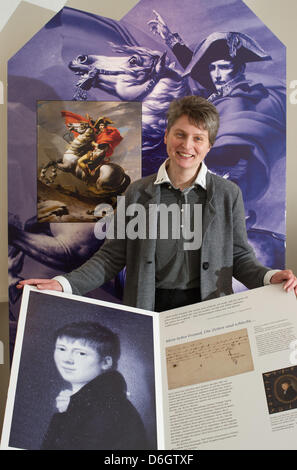 Annett Luetteken, Direktor der Hauptabteilung Handschrift der Zentralbibliothek Zürich und Kurator der Ausstellung "Ich will ein Bauer zu sein. Heinrich Kleist und die Schweiz ", zeigt eine Ausstellung Stück während einer Pressevorschau auf das Kleist-Museum in Frankfurt Oder, Deutschland, 24. Februar 2012. Nach dem erfolgreichen Abschluss des Jahres Kleist und der Ausstellung "Kleist: Krise und Stockfoto