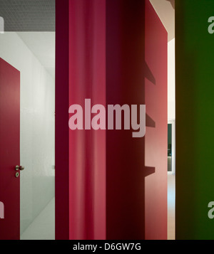 Casa Em Almada, Almada, Portugal. Architekt: Pedro Gadanho, 2012. Gegenüberstellung von Farbflächen. Stockfoto