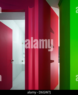 Casa Em Almada, Almada, Portugal. Architekt: Pedro Gadanho, 2012. Gegenüberstellung von Farbflächen. Stockfoto