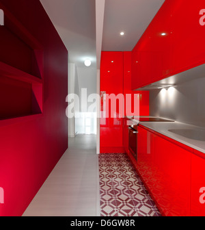 Casa Em Almada, Almada, Portugal. Architekt: Pedro Gadanho, 2012. Blick durch rote farbige maßgeschneiderte Küchenzeile. Stockfoto