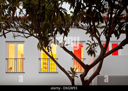 Casa Em Almada, Almada, Portugal. Architekt: Pedro Gadanho, 2012. Abend-Ansicht der Fassade mit beleuchteten Innenraum. Stockfoto