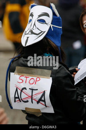 Ein Demonstrator trägt eine Guy Fawkes Maske während einer Kundgebung vor dem Roten Rathaus in Berlin, Deutschland, 25. Februar 2012. Demonstrationen gegen das Anti-Counterfeiting Trade Agreement (Acta) ereignete sich in Deutschland und Europa. Foto: FLORIAN SCHUH Stockfoto